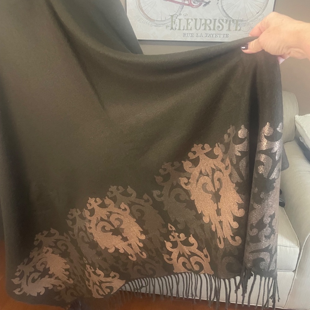 Soft wool wrap, espresso brown with metallic screen design - Picture 5 of 7
